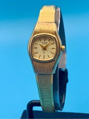 CITIZEN 5930-S16717 Women’s Vintage Quartz Bracelet Wristwatch Works New Battery